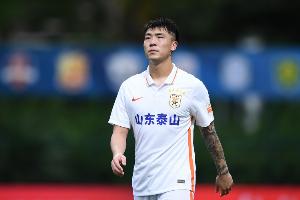 九游体育-石柯出任右后卫！西海岸vs泰山官方首发图 石柯出现在右后卫位置