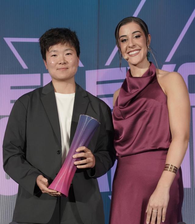 九游游戏-表彰体育精神！西班牙媒体为何冰娇颁发纪念奖杯