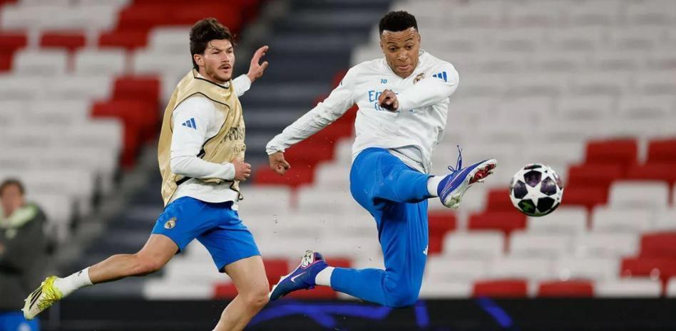 九游体育下载-世体：皇马在光明球场进行训练，姆巴佩确认身体状态可以首发